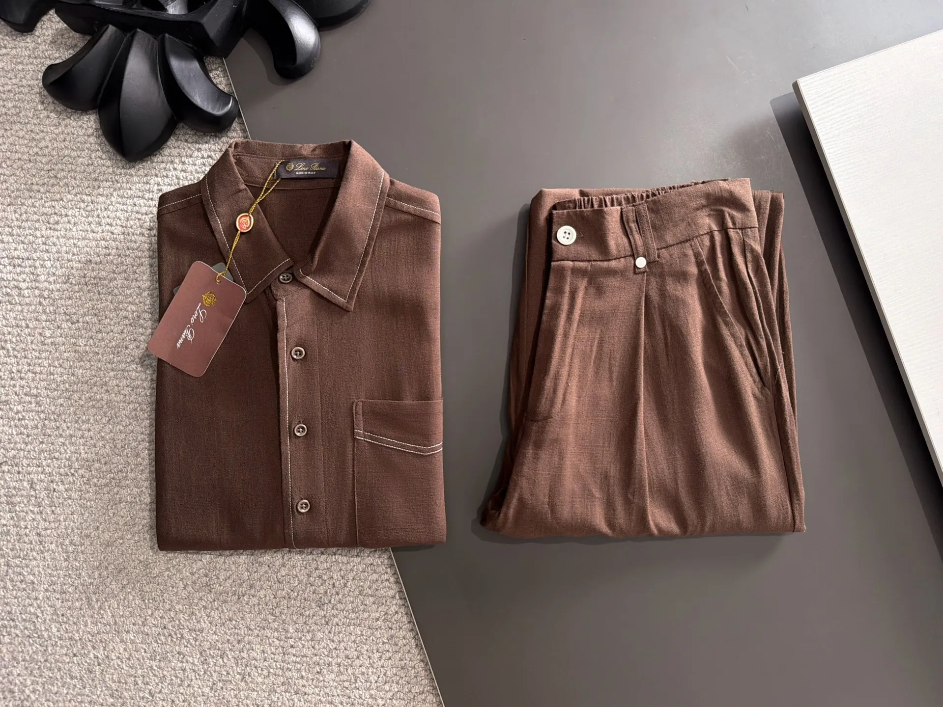 Next day shipment LP high quality Loro Piana 26ss autumn and winter New Arrival linen shirt set Made of one-on-one combed cotton yarn knitted linen fabrics, no pressure in and out of the counter Exclusive control of raw materials It feels substantial when weighed, and the upper body is more textured than ordinary T-shirts. This texture can cope with the weather easily and is suitable for both hot and cold! Loose fit design, looks noble. The only correct version is available Size: M to XXXL